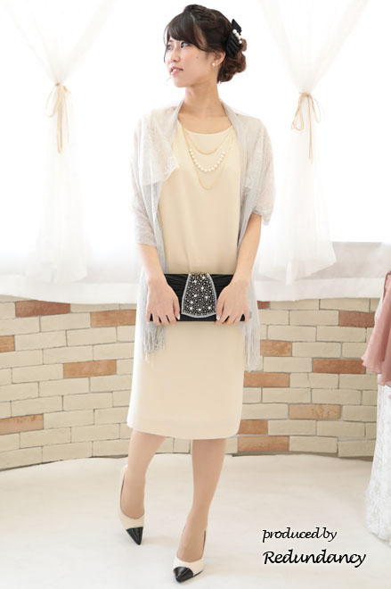 ライトベージュのレースケープ風シンプルドレス