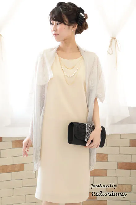 ライトベージュのレースケープ風シンプルドレス