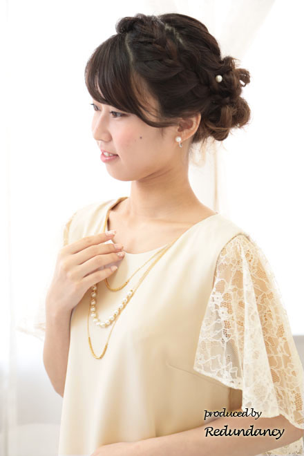 ライトベージュのレースケープ風シンプルドレス