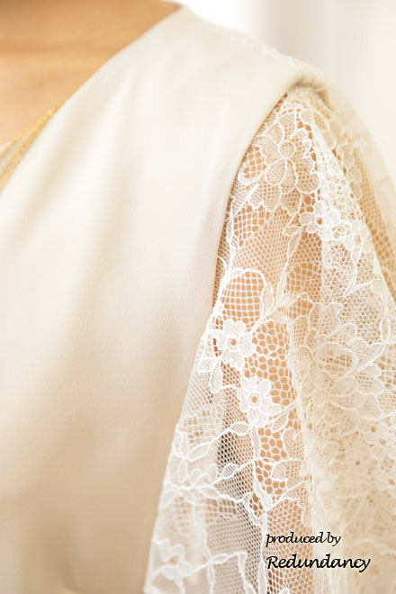 ライトベージュのレースケープ風シンプルドレス