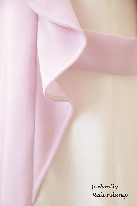 ライトピンク×ホワイトのショルダーフリルバイカラードレス