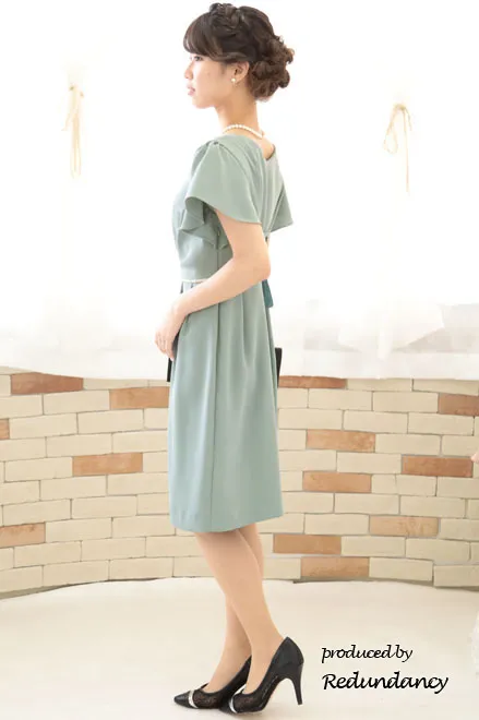 ライトグリーンのフレアスリーブタイトドレス