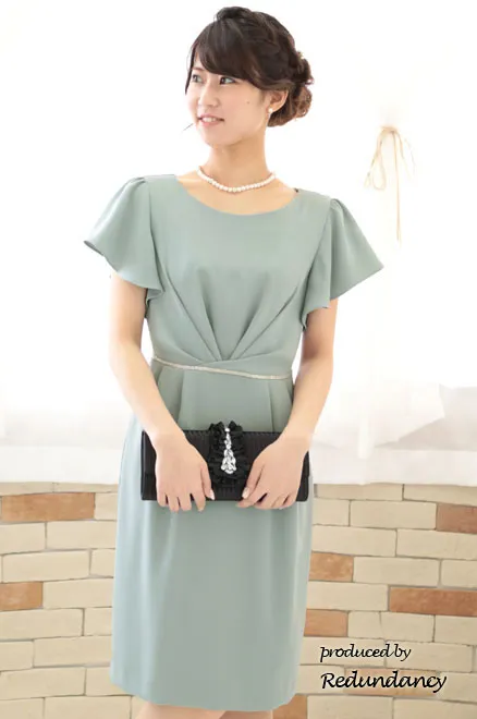 ライトグリーンのフレアスリーブタイトドレス