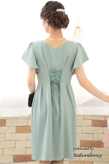 ライトグリーンのフレアスリーブタイトドレス