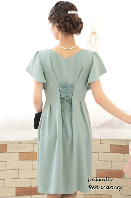 ライトグリーンのフレアスリーブタイトドレス