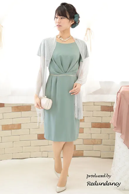 ライトグリーンのフレアスリーブタイトドレス