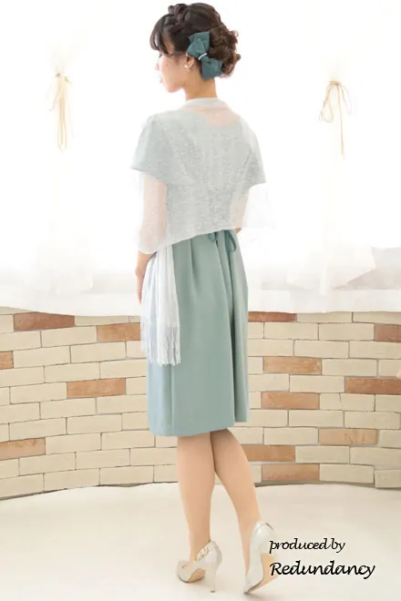 ライトグリーンのフレアスリーブタイトドレス