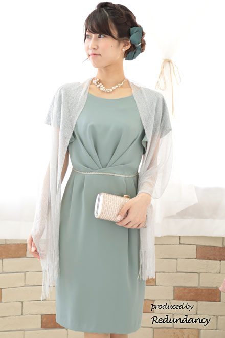 ライトグリーンのフレアスリーブタイトドレス