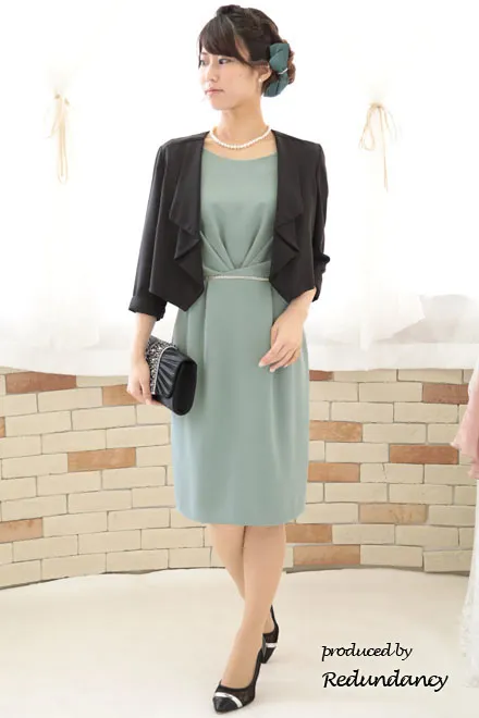 ライトグリーンのフレアスリーブタイトドレス