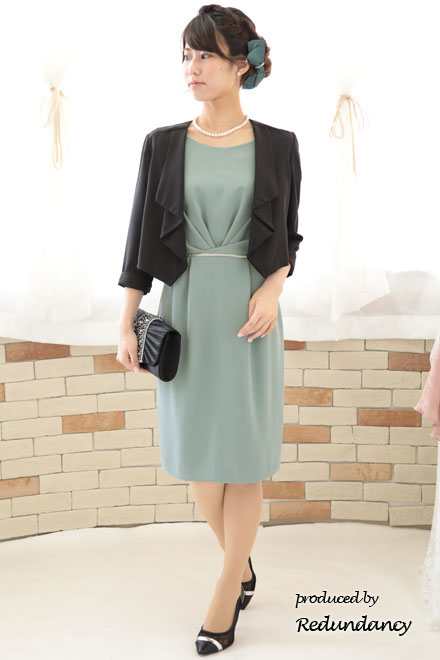 ライトグリーンのフレアスリーブタイトドレス