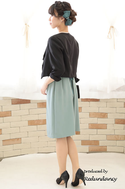 ライトグリーンのフレアスリーブタイトドレス