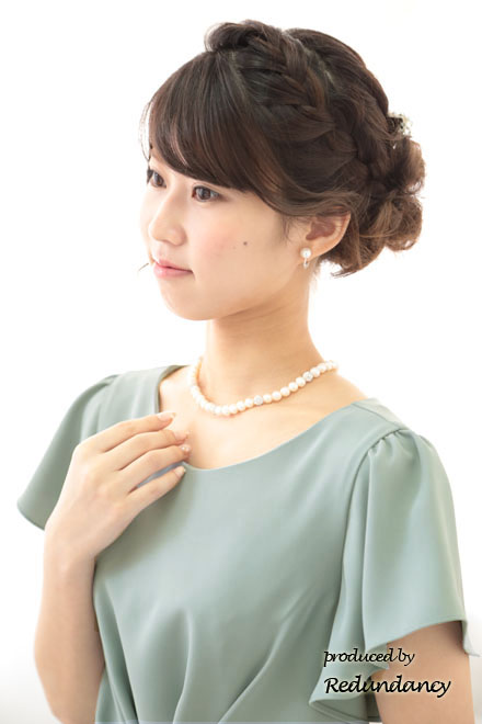 ライトグリーンのフレアスリーブタイトドレス