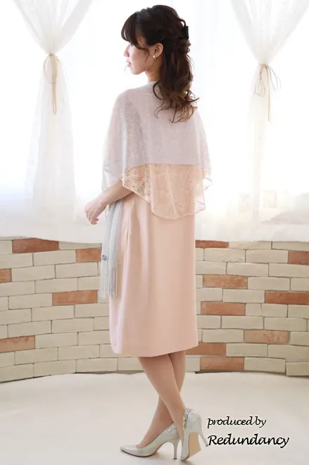 ピンクのレースケープ風シンプルドレス