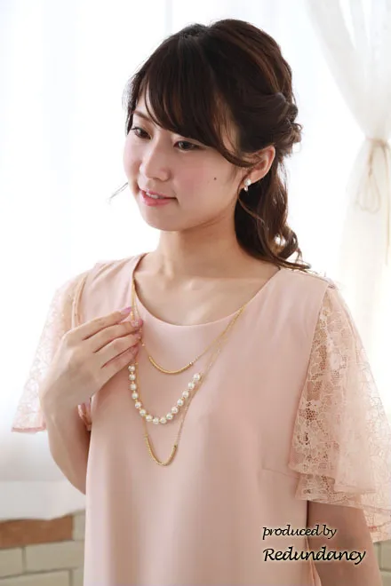 ピンクのレースケープ風シンプルドレス