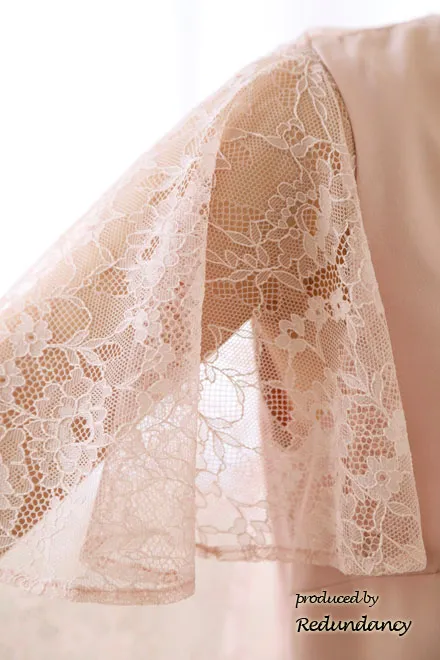 ピンクのレースケープ風シンプルドレス