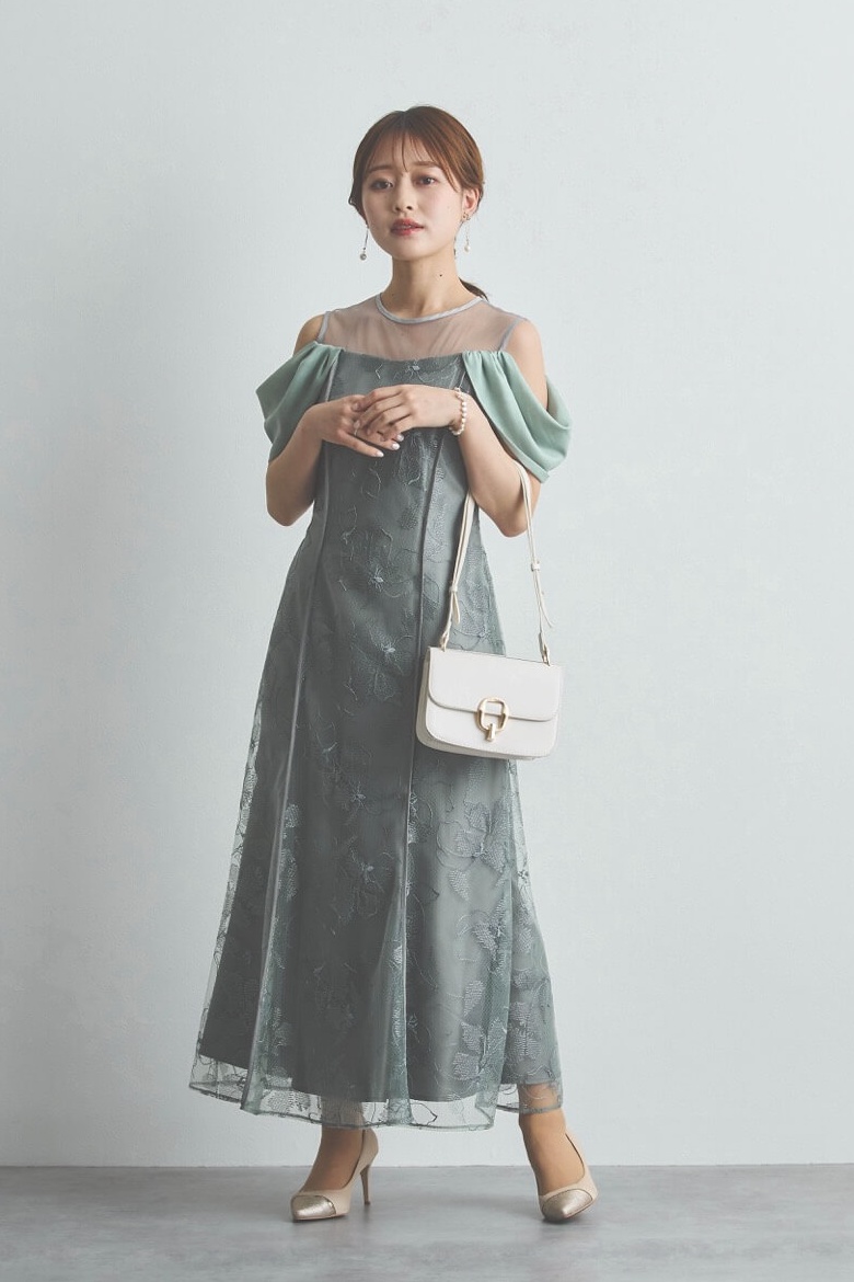 ミントのフラワーエンブロイダリーオフショルドレス