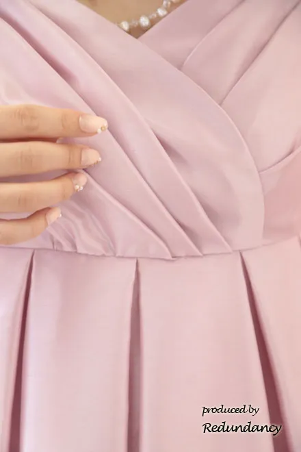 ピンクのオーガンジーレースキャミソールドレス