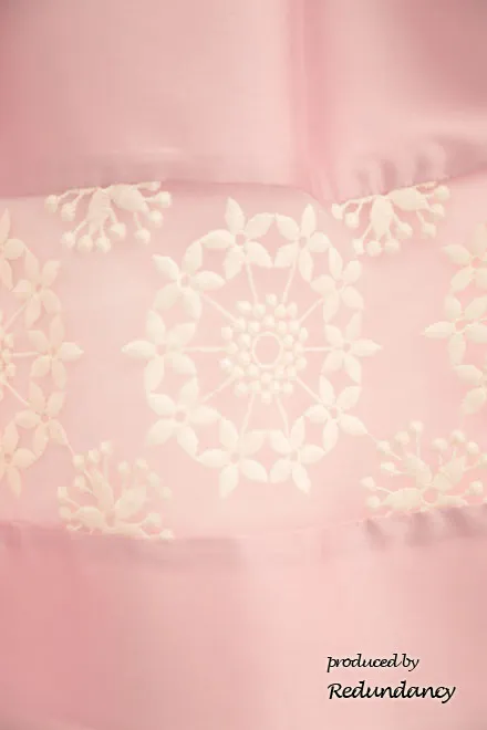 ピンクのオーガンジーレースキャミソールドレス