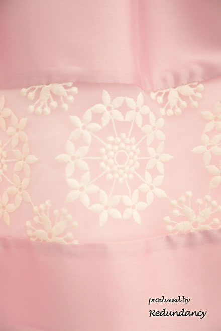 ピンクのオーガンジーレースキャミソールドレス