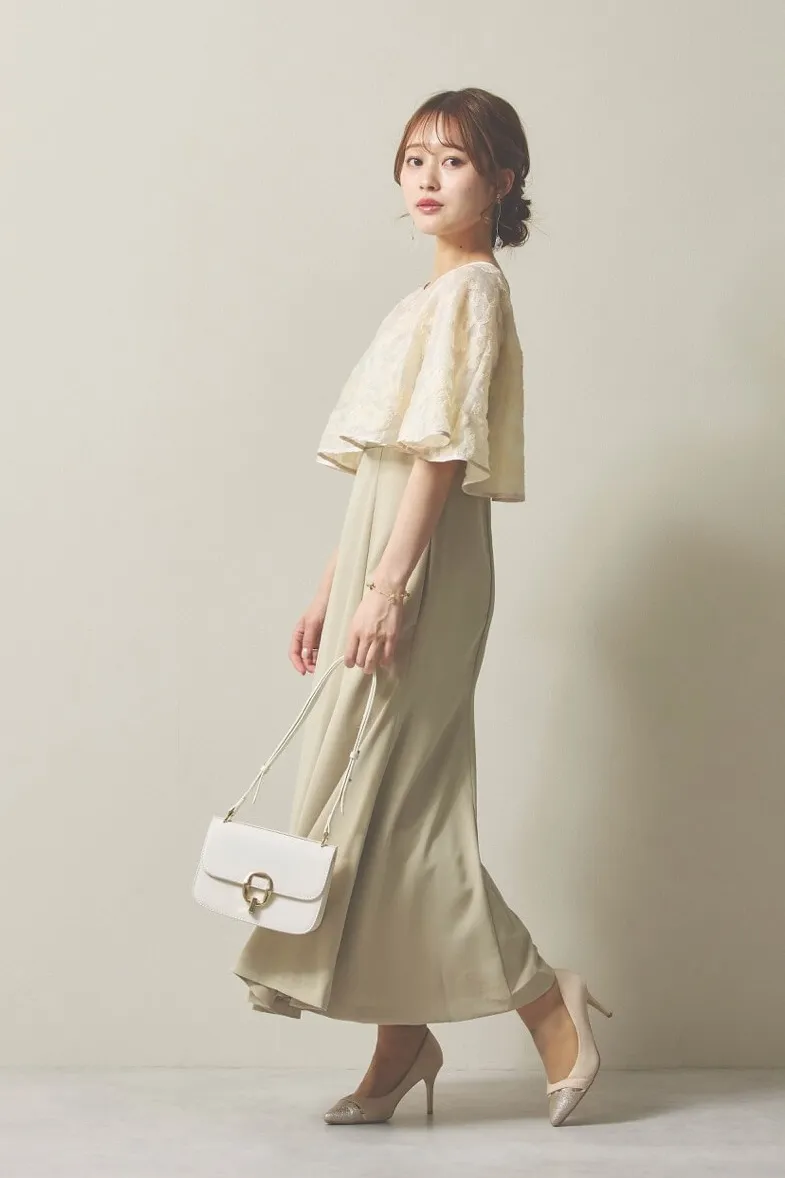 ライトベージュのケープレイヤードベアドレス