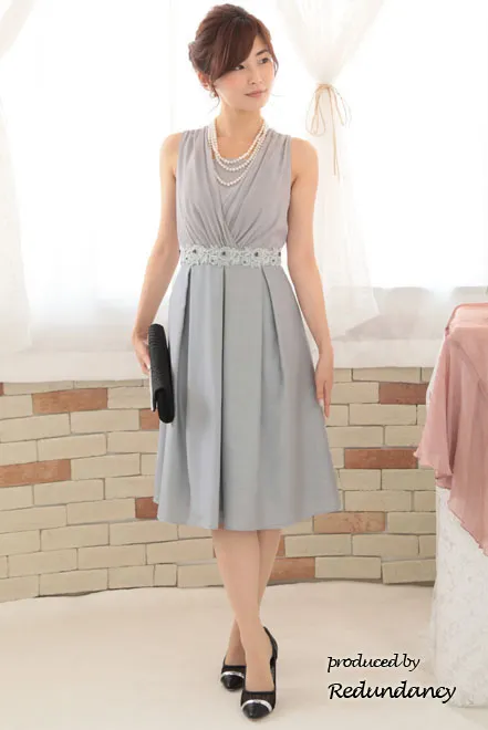 シルバーのウエスト刺繍入りシャンタンドレス