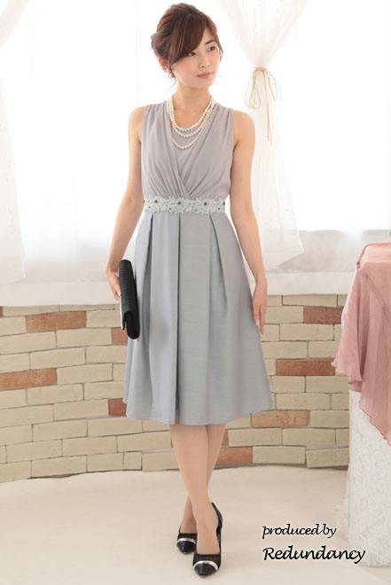 シルバーのウエスト刺繍入りシャンタンドレス