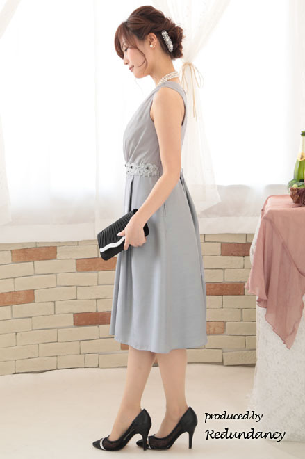 シルバーのウエスト刺繍入りシャンタンドレス