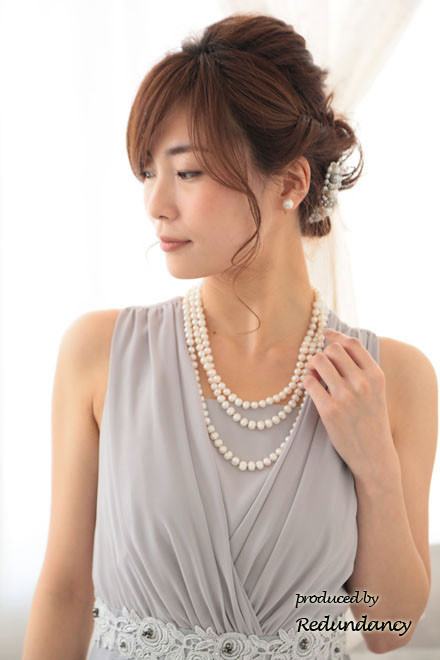 シルバーのウエスト刺繍入りシャンタンドレス