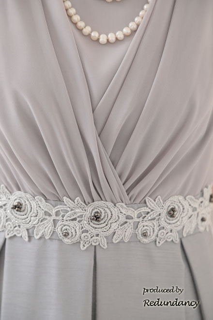 シルバーのウエスト刺繍入りシャンタンドレス