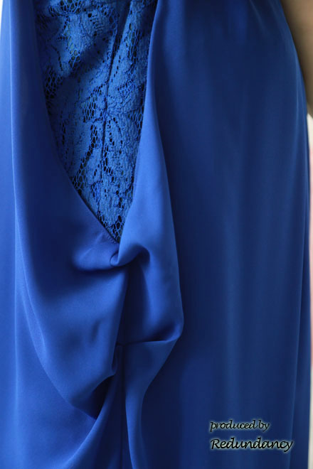 ブルーのバックリボンコクーンシルエットシフォンドレス