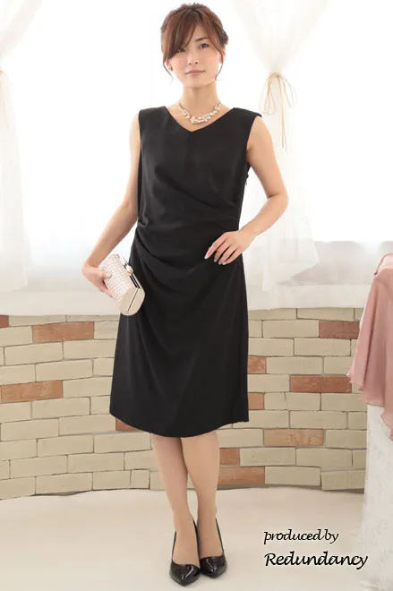 ブラックのバックドレープタイトドレス