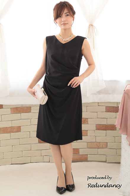 ブラックのバックドレープタイトドレス