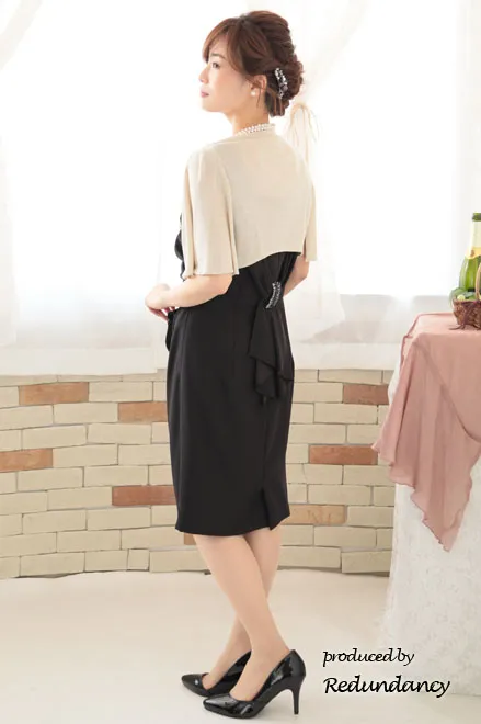 ブラックのバックドレープタイトドレス