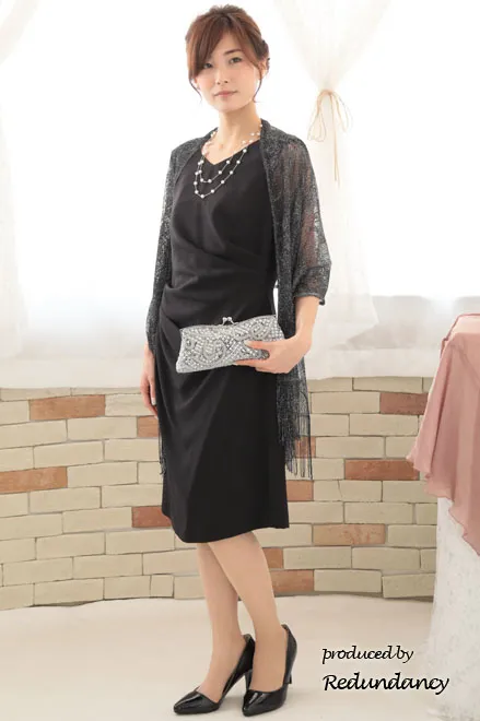 ブラックのバックドレープタイトドレス