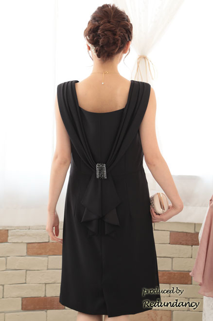 ブラックのバックドレープタイトドレス