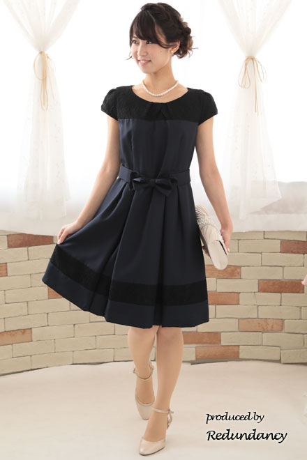 ネイビー×ブラックのレース切替パフスリーブドレス