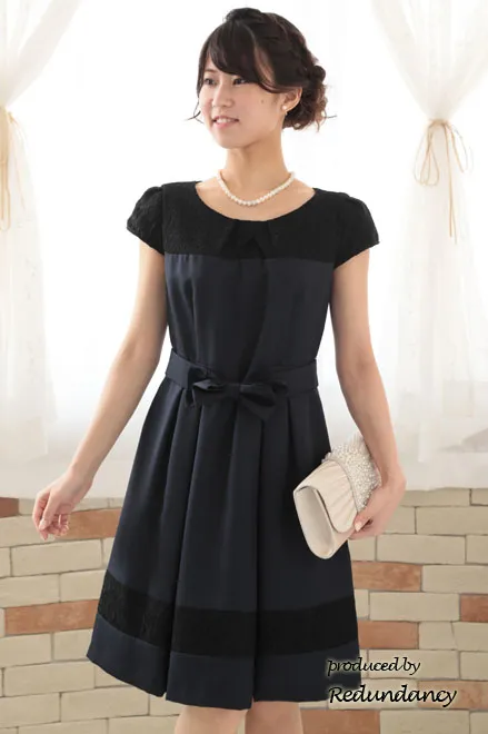 ネイビー×ブラックのレース切替パフスリーブドレス