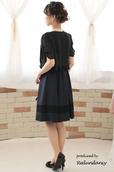 ネイビー×ブラックのレース切替パフスリーブドレス