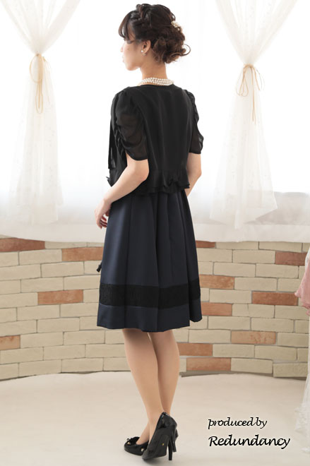 ネイビー×ブラックのレース切替パフスリーブドレス