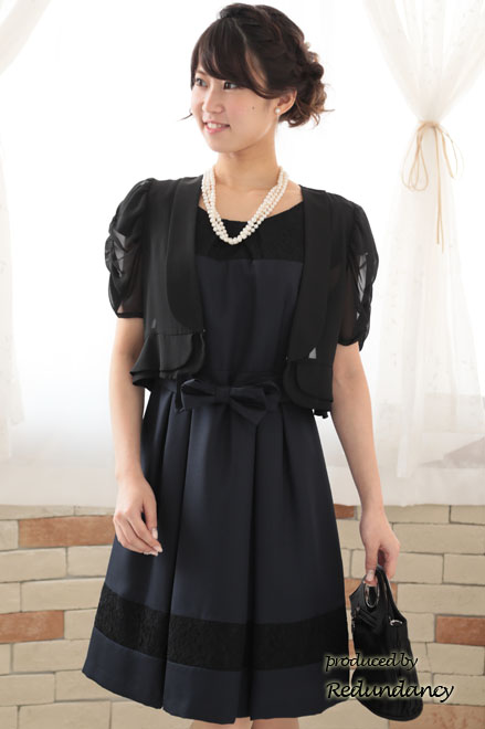 ネイビー×ブラックのレース切替パフスリーブドレス