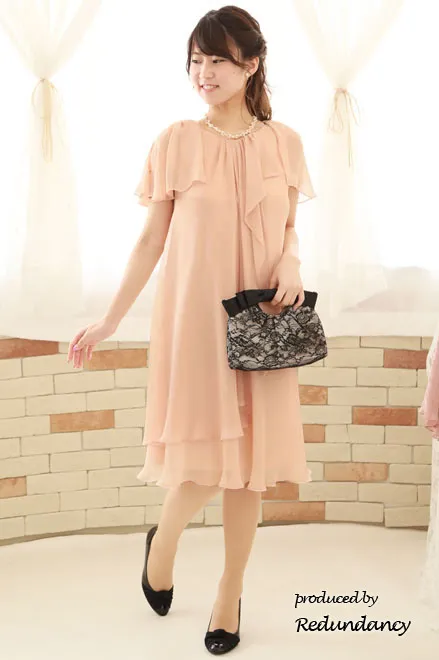 ピンクベージュのパフスリーブドレープドレス