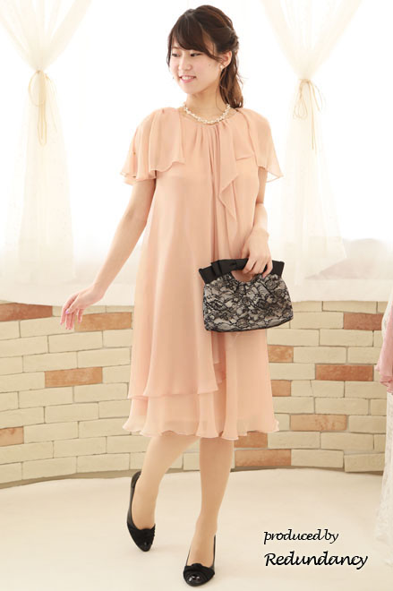 ピンクベージュのパフスリーブドレープドレス