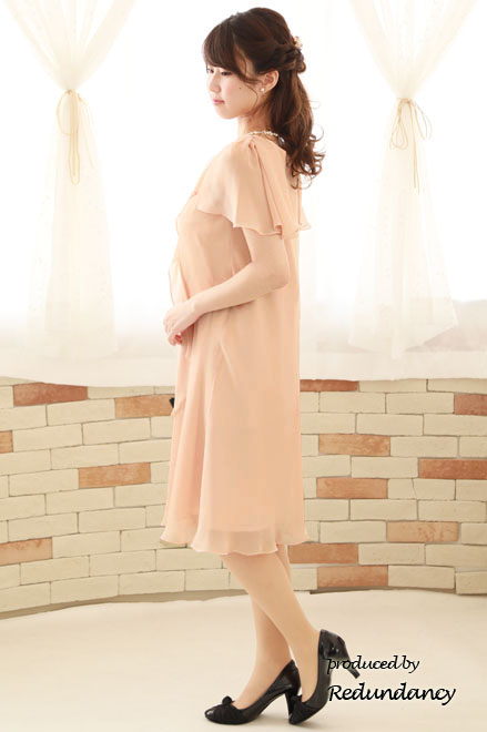 ピンクベージュのパフスリーブドレープドレス