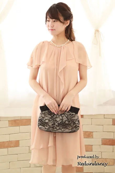 ピンクベージュのパフスリーブドレープドレス