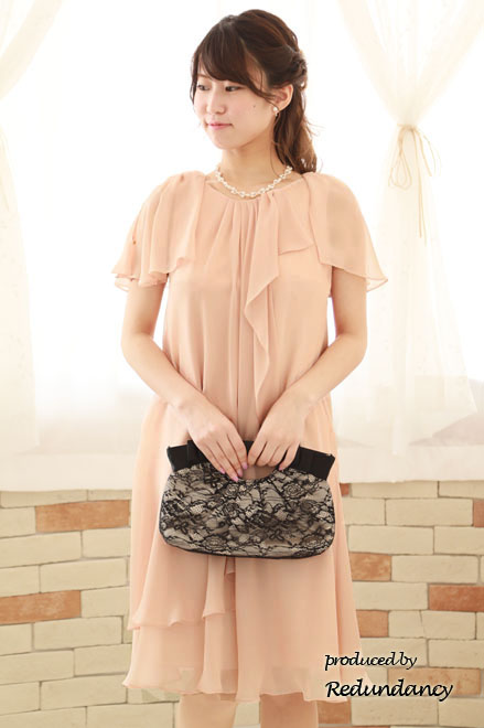 ピンクベージュのパフスリーブドレープドレス