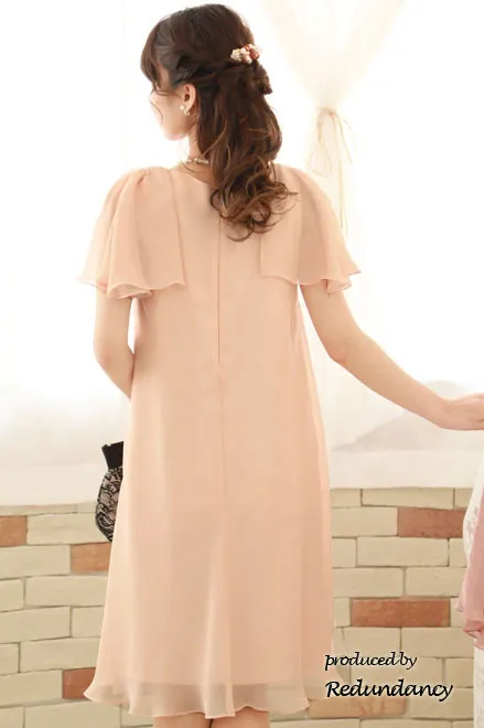 ピンクベージュのパフスリーブドレープドレス