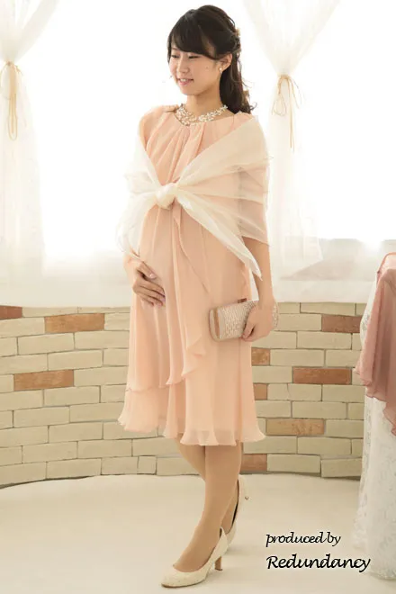 ピンクベージュのパフスリーブドレープドレス