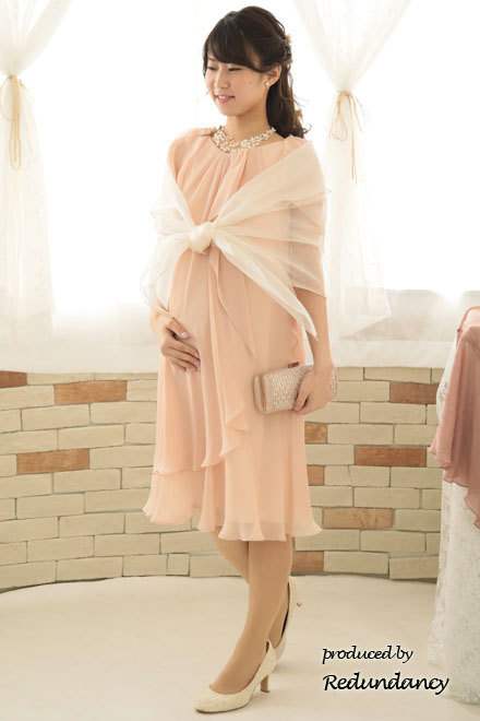 ピンクベージュのパフスリーブドレープドレス