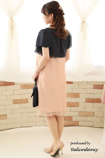 ピンクベージュのパフスリーブドレープドレス