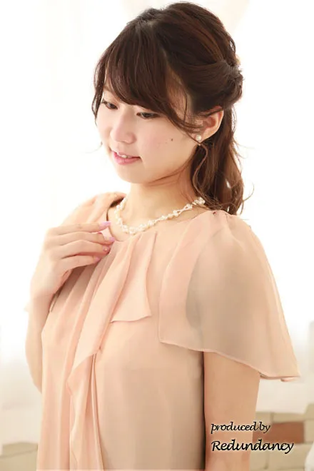 ピンクベージュのパフスリーブドレープドレス